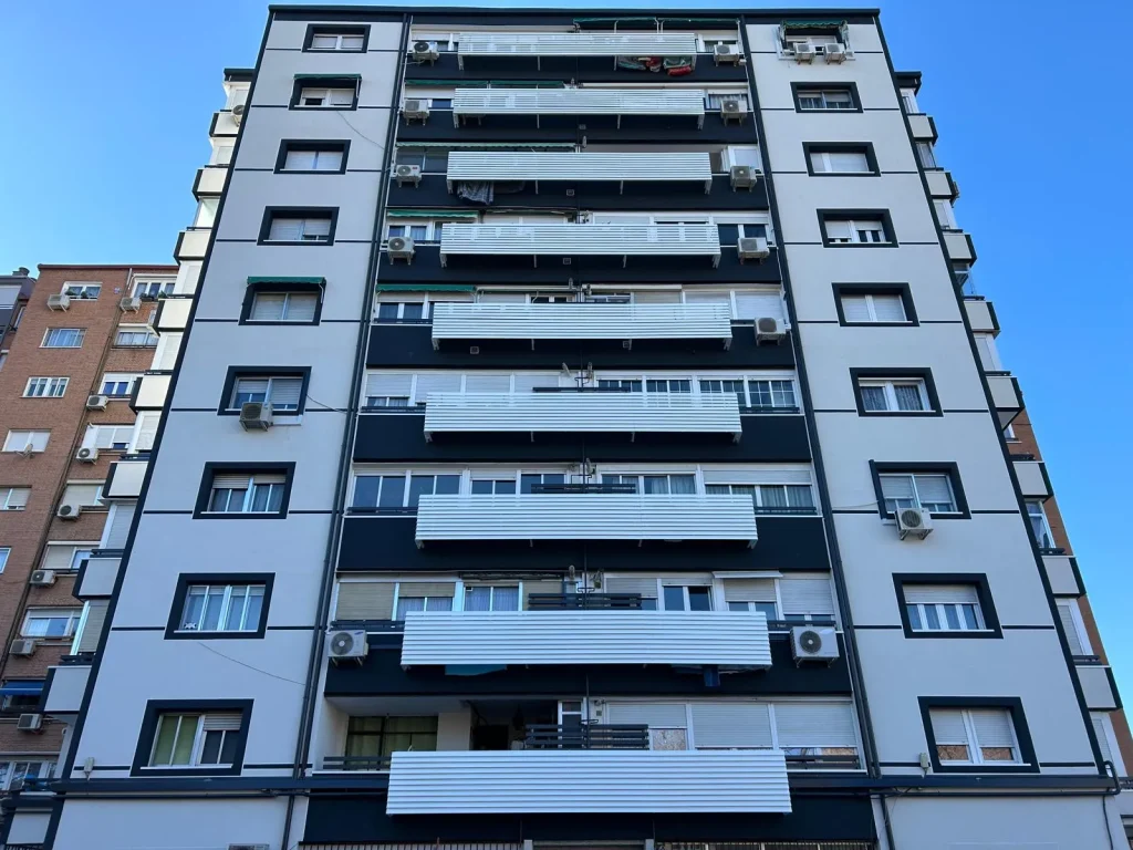 edificio con Fachadas SATE en Madrid