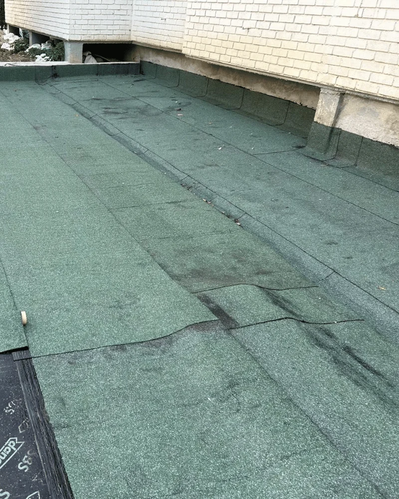 Aislamiento de unas cubiertas planas en Madrid en el patio interior del edificio